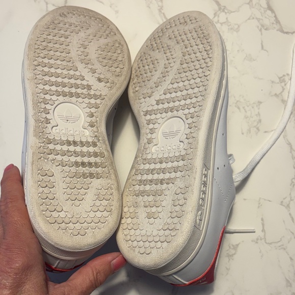 adidas  like new White & red Adidas Stan Smith men’s size 5 sneakers main image 7